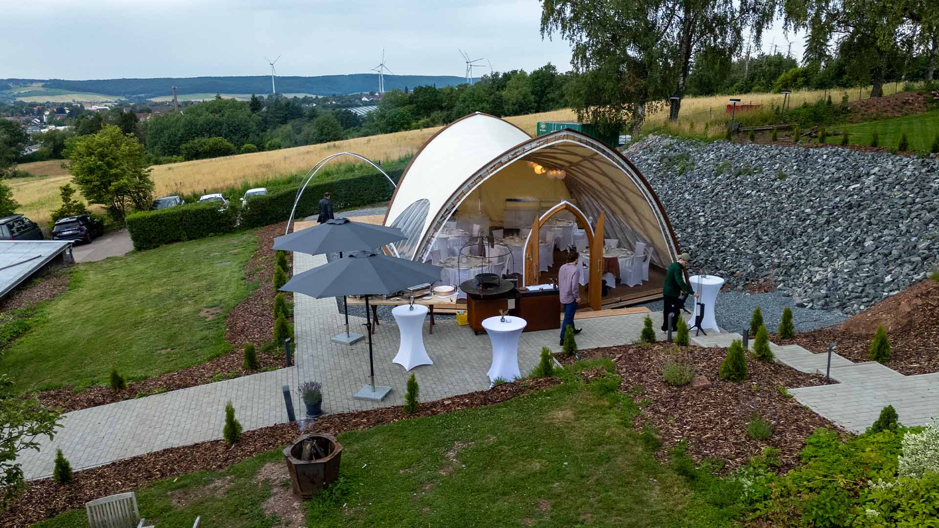Luftaufnahme des Eventpavillons am Hotel Görtler mit Blick über das Harzvorland
