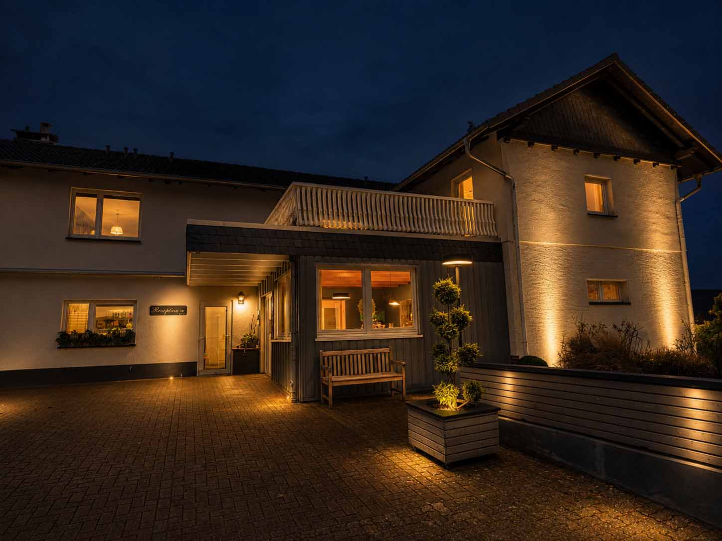 Abendliche Außenansicht des Hotel Görtler mit Restaurant Harzfenster, beleuchteter Eingangsbereich mit Rezeption