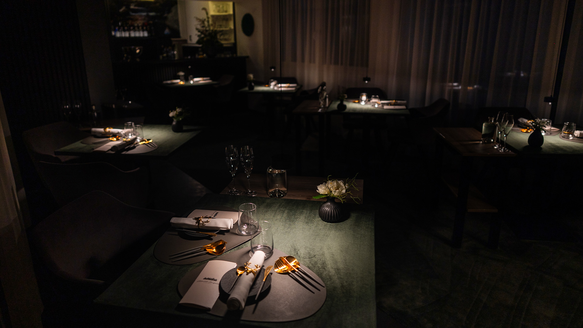 Eingedeckte Tische im Restaurant Harzfenster bei Kerzenlicht (KI-generiertes Bild)